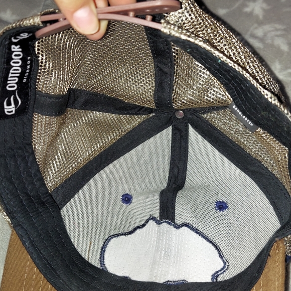 A hat - Picture 3 of 3